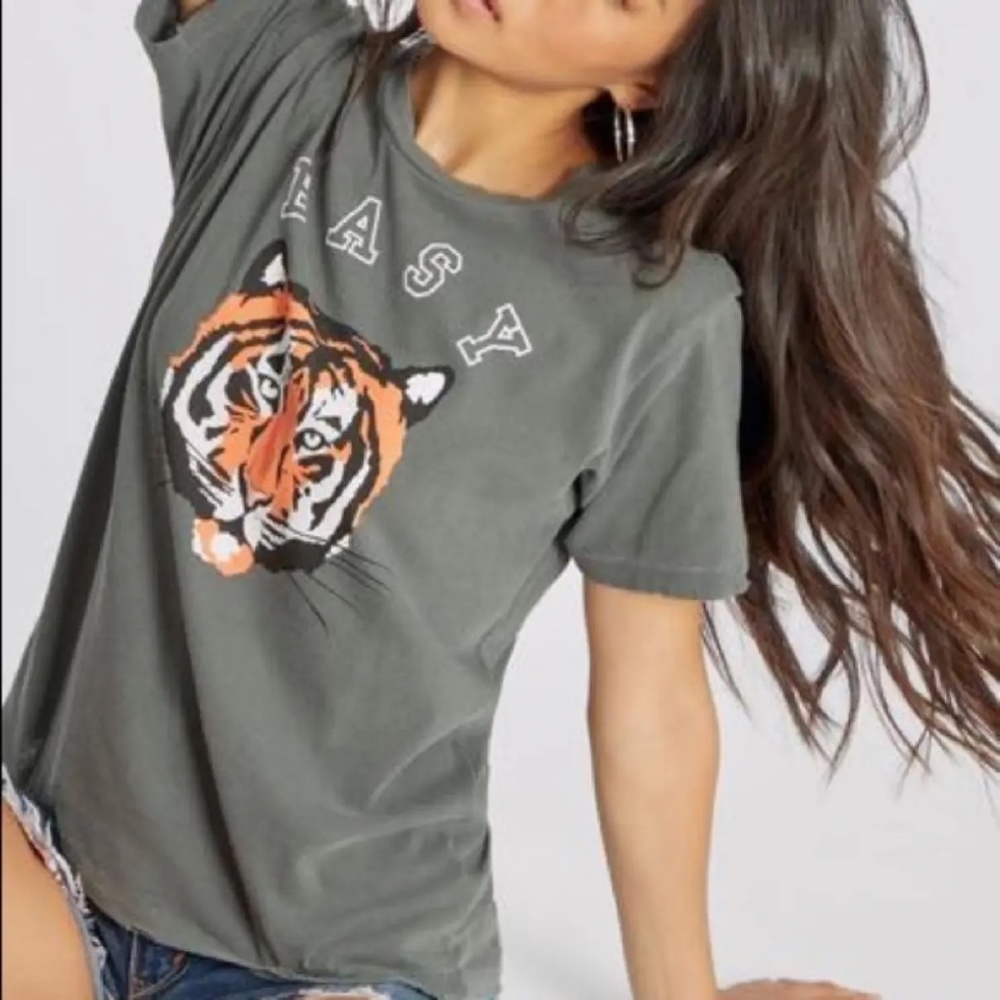 Nwt Wildfox charcoal gray “Easy Tiger” Graphic Tee size medium